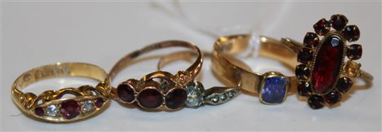 18ct gold, ruby & diamond 5-stone ring, 9ct garnet 3-stone ring & two other rings (a.f)(-)